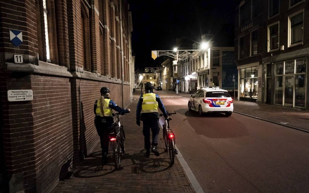 „De moderne mens wil koste wat kost heer een meester zijn over alles en accepteert geen grenzen meer.” Foto: handhavers en politie in het centrum van Utrecht. beeld ANP, Jeroen Jumelet