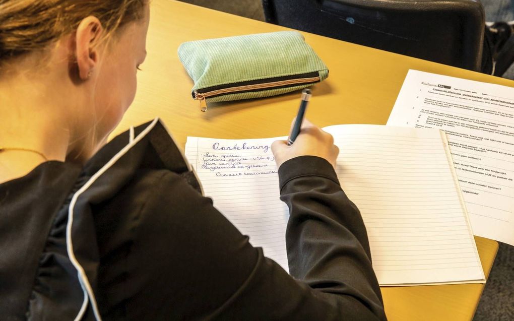 Onderwijsinstellingen die veel geld op de plank hebben liggen, moeten dat geld gaan besteden aan onderwijs.  beeld RD