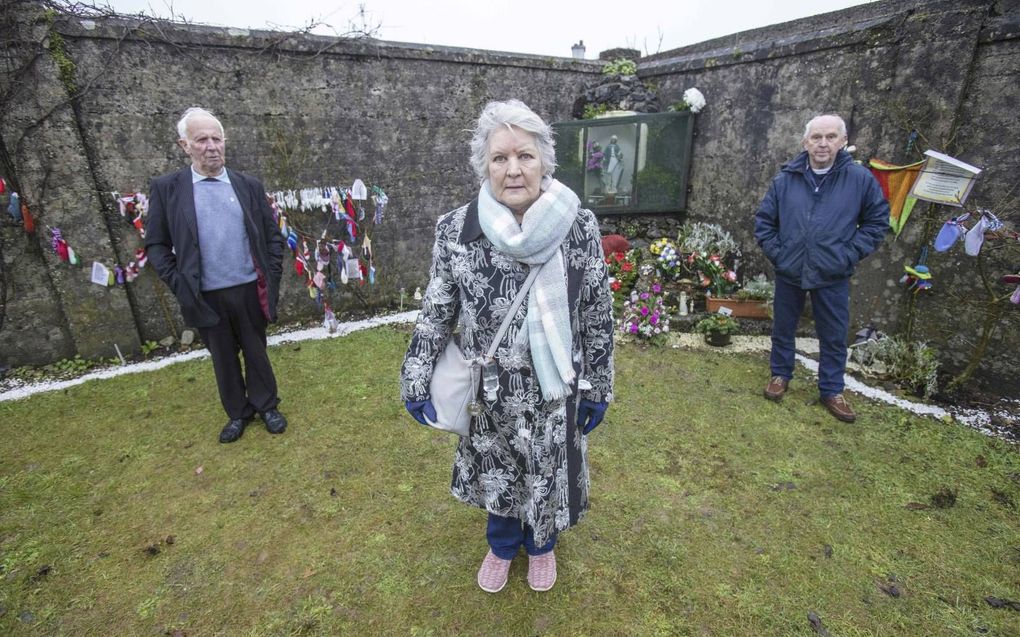 Carmel Larkin (m.), Walter Francis (l.) en PJ Harvey hebben in het verleden alle drie verbleven in het tehuis in het Ierse Tuam. Vorige week bezochten zij een herdenkingsmonument in het stadje dat herinnert aan de 800 kinderen die in het tehuis zijn gestorven. beeld AFP, Paul Faith