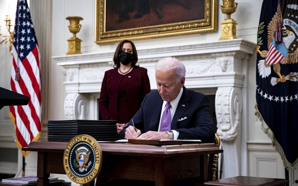 De Amerikaanse president Joe Biden tekent in aanwezigheid van vicepresident Kamala Harris de eerste decreten. Veel conservatieve evangelicals maken zich zorgen over de koers van het nieuwe staatshoofd. beeld EPA, Al Drago