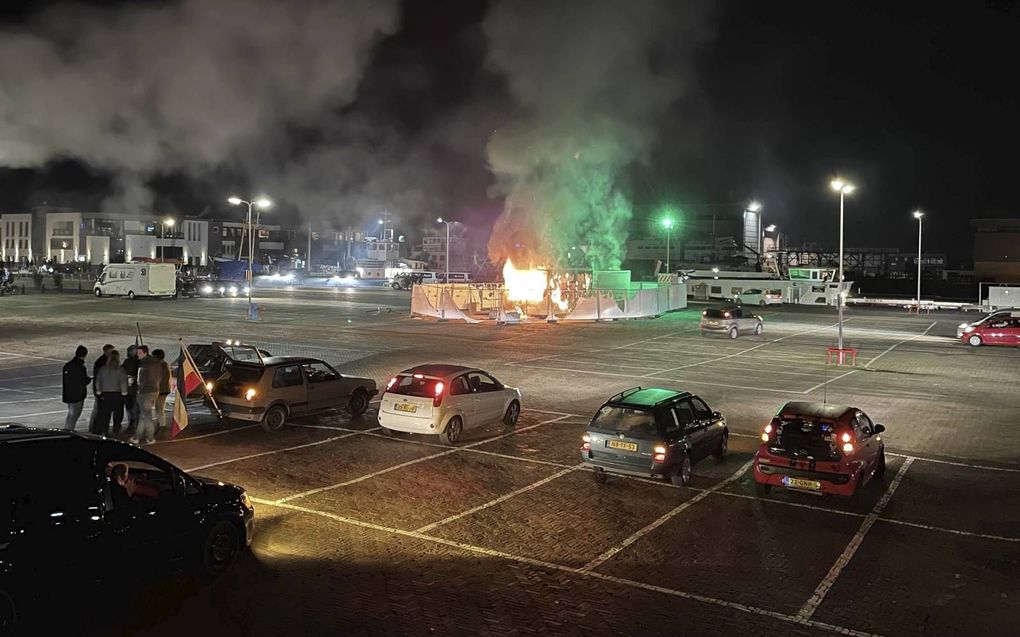 De GGD-testlocatie op het haventerrein in Urk in vuur en vlam. Relschoppers lieten daarmee zaterdagavond  hun ongenoegen blijken tegen de avondklok. beeld ANP, ProNews Producties