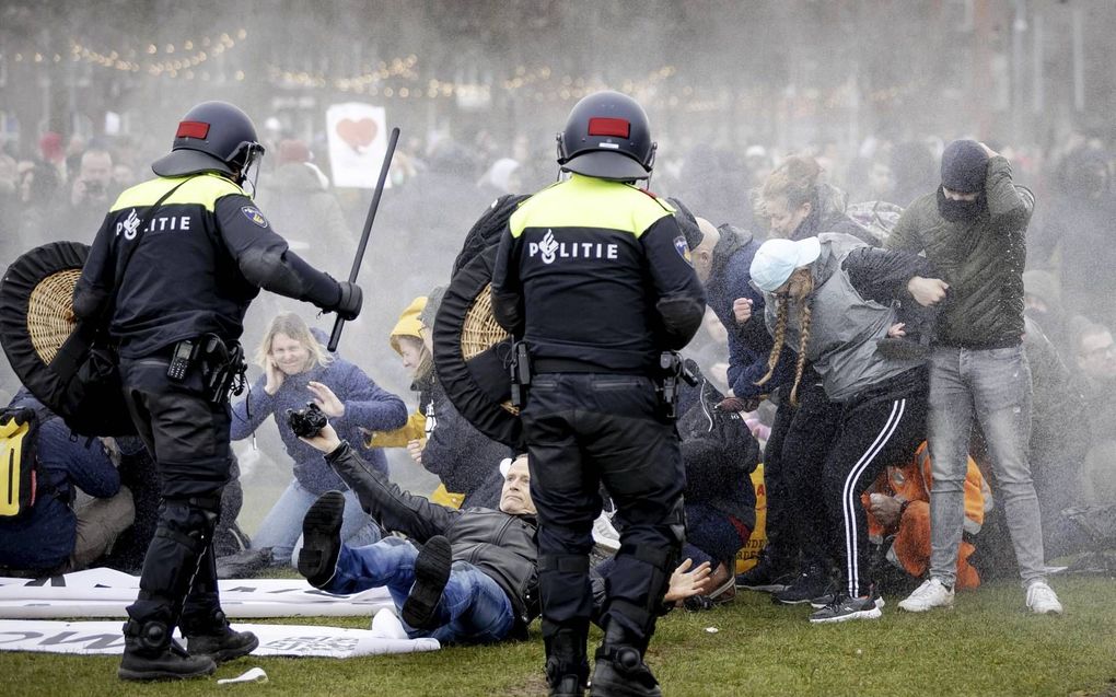 De politie veegde zondag het Museumplein in Amsterdam leeg. Ook elders in het land kwam het afgelopen weekend tot onlusten uit protest tegen de avondklok.  beeld ANP, Robin van Lonkhuijsen