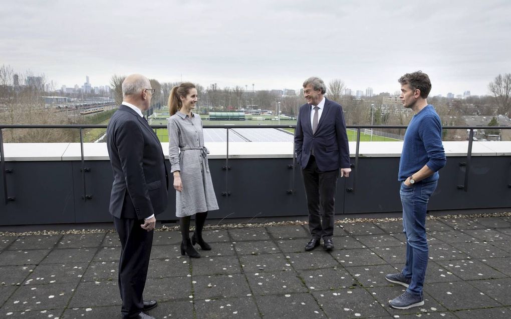 Peter Zevenbergen, Elise Louisse, Richard Toes en Klaas Slager op het dakterras van de Guido de Brès in Rotterdam. De reformatorische middelbare school bestond onlangs 50 jaar. beeld RD, Anton Dommerholt