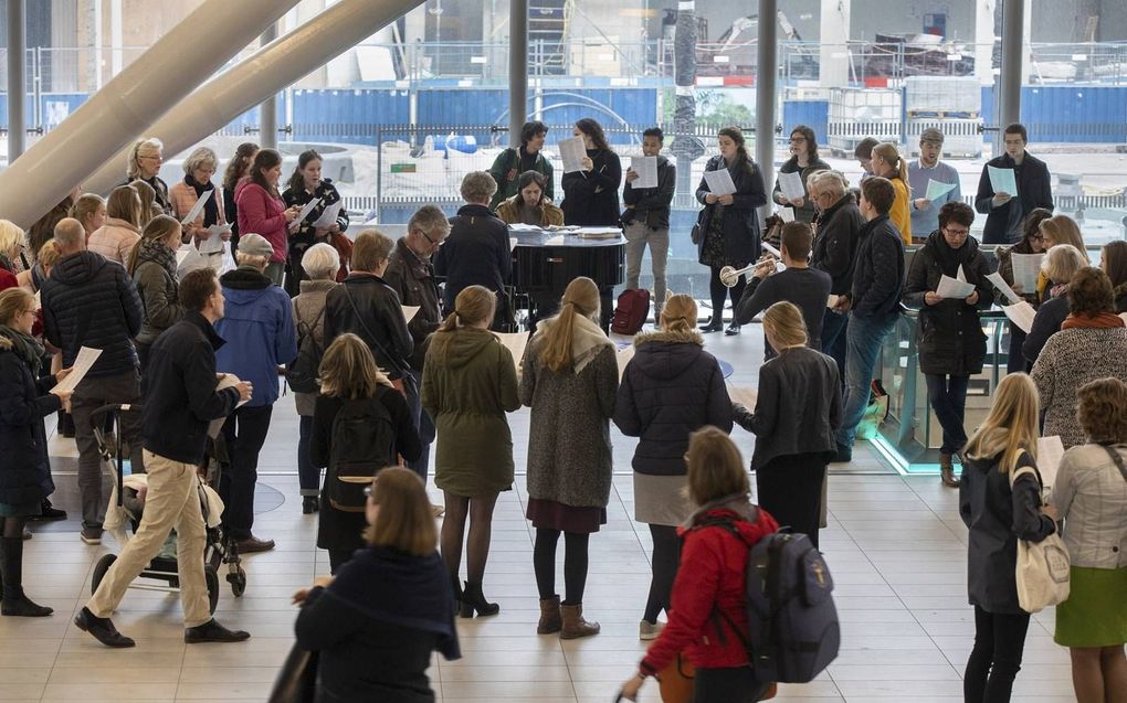 Zingend getuigen op het Centraal Station in Utrecht. beeld Erik Kottier