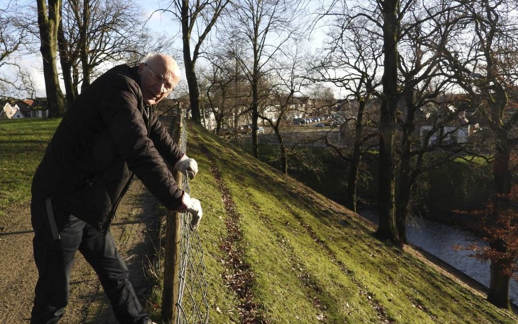 Mycoloog Rob Chrispijn bij de vindplaats van de nieuwe bekerzwam. beeld Kees van Reenen