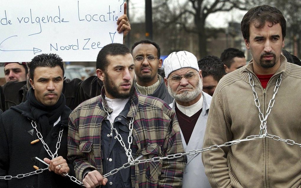 In maart 2004 protesteerden tientallen moslims tegen het Edese bestuur omdat in hun ogen christelijke fracties lange tijd dwars lagen bij de bouw van een moskee. De SGP is altijd tegen moskeebouw geweest in Ede. Het islamitische raadslid Rasit Görgülü had het graag anders gezien, maar waardeert de uitleg van de SGP. beeld ANP, Robert Vos