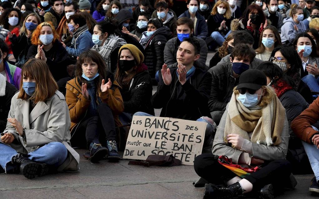 Franse studenten betogen voor het hervatten van colleges. beeld AFP, Georges Gobet