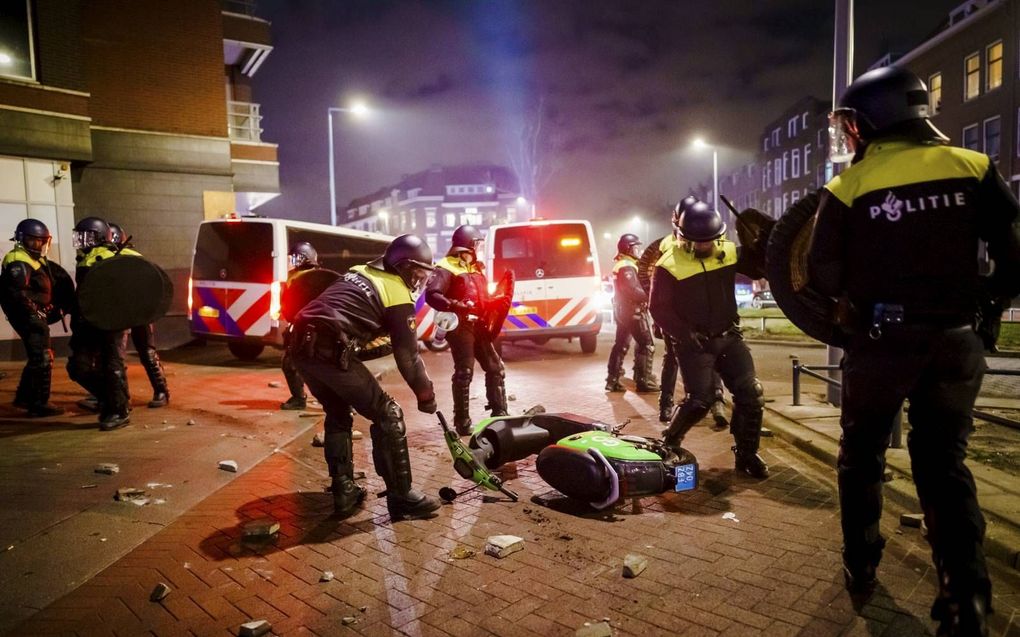 In tal van steden moest de ME in actie komen. Zoals maandagavond in Rotterdam, toen relschoppers een spoor van vernielingen aanrichtten en winkels plunderden.  beeld ANP