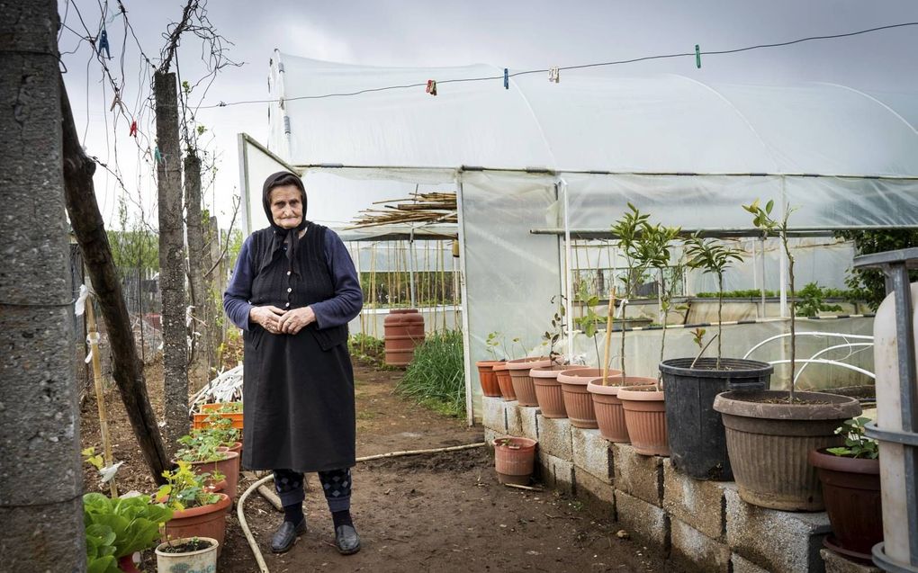 „Kom over en help zet bewust in op drie belangrijke programma’s: educatie, activiteiten die inkomsten genereren en maatschappelijke zorg. Foto: Jong en oud werken samen aan een eigen inkomen. beeld Kom over en help, Niek Stam