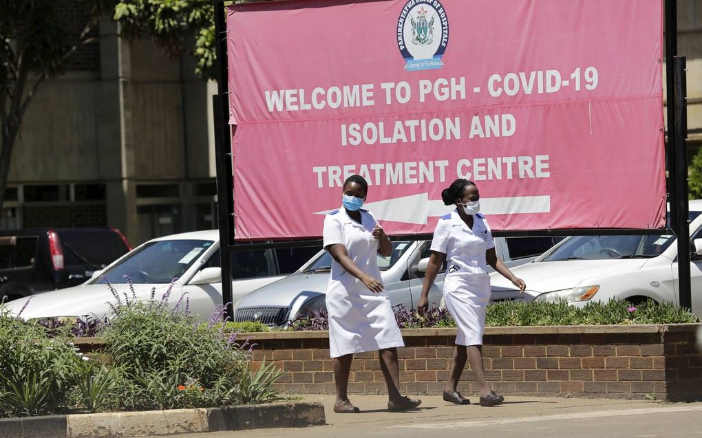 Het COVAX-programma van de World Health Organisation (WHO) is bedoeld om vaccins in álle landen te krijgen. Foto: Zimbabwe ontvangt hierdoor deze maand de eerste voorraad vaccins. beeld EPA, Aaron Ufumeli