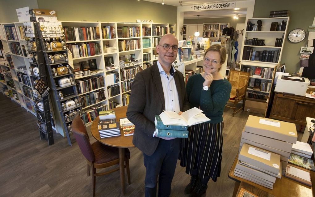 André en Gerda Zoutewelle runnen sinds 2017 een boekwinkel in Ederveen. In de lockdown worden er meer boeken gekocht. beeld RD, Anton Dommerholt