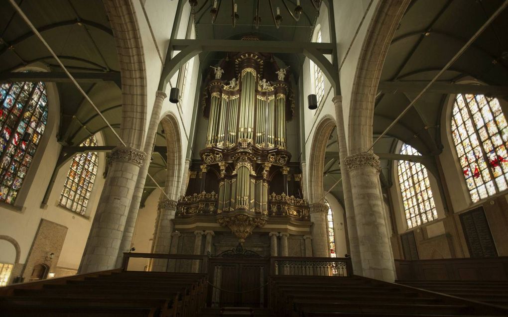 „Als het niet zingend kan, kan het altijd nog instrumentaal. We hebben tenslotte een rijke traditie aan koraalvoorspelen, koraalpartita’s, orgelverzen enzovoort.” Foto: het Moreau-orgel in de Sint Janskerk in Gouda. beeld RD, Henk Visscher