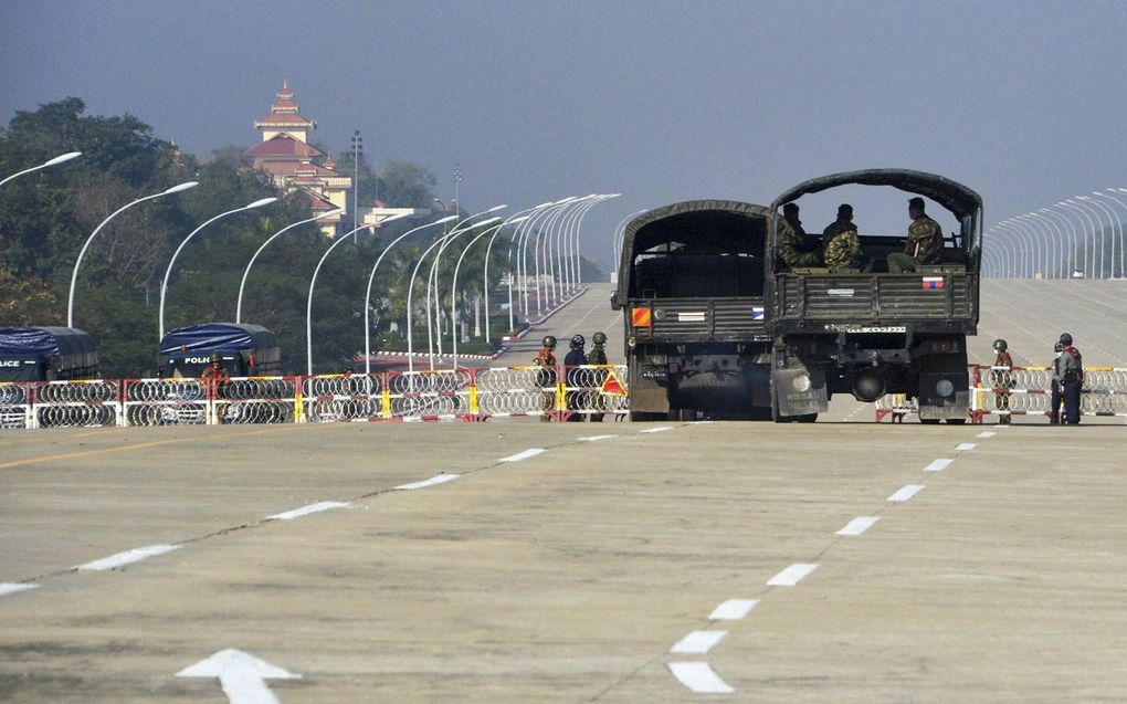 Militairen hielden ook dinsdag de toegangsweg naar het parlementsgebouw in de hoofdstad  Naypyidaw gesloten. beeld  AFP