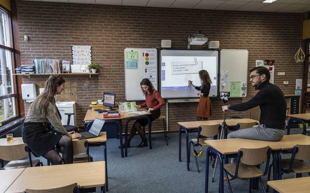 De juffen Nellize Donkersteeg, Heleen Koudijs en Gerdine Hakvoort en schooldirecteur Mark Gerritsen (v.l.n.r.)  van de reformatorische basisschool Timotheüs in Lelystad hebben dubbele gevoelens bij de heropening van de basisscholen volgende week.  Beeld RD, Henk Visscher