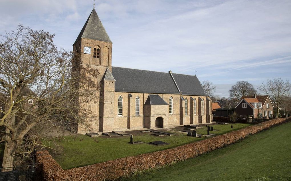 De buitenmuur van het kerkgebouw van de hervormde gemeente in IJzendoorn is gerestaureerd. De kerk had last van de werking van vocht. beeld RD, Anton Dommerholt