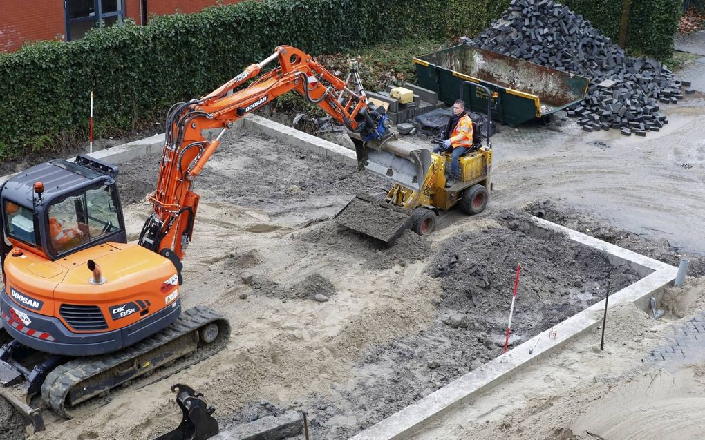 Bij de Gomarus Scholengemeenschap in Gorinchem bouwen bedrijven en leerlingen samen een nieuwe wind- en regendichte praktijkhal. beeld Vidiphoto