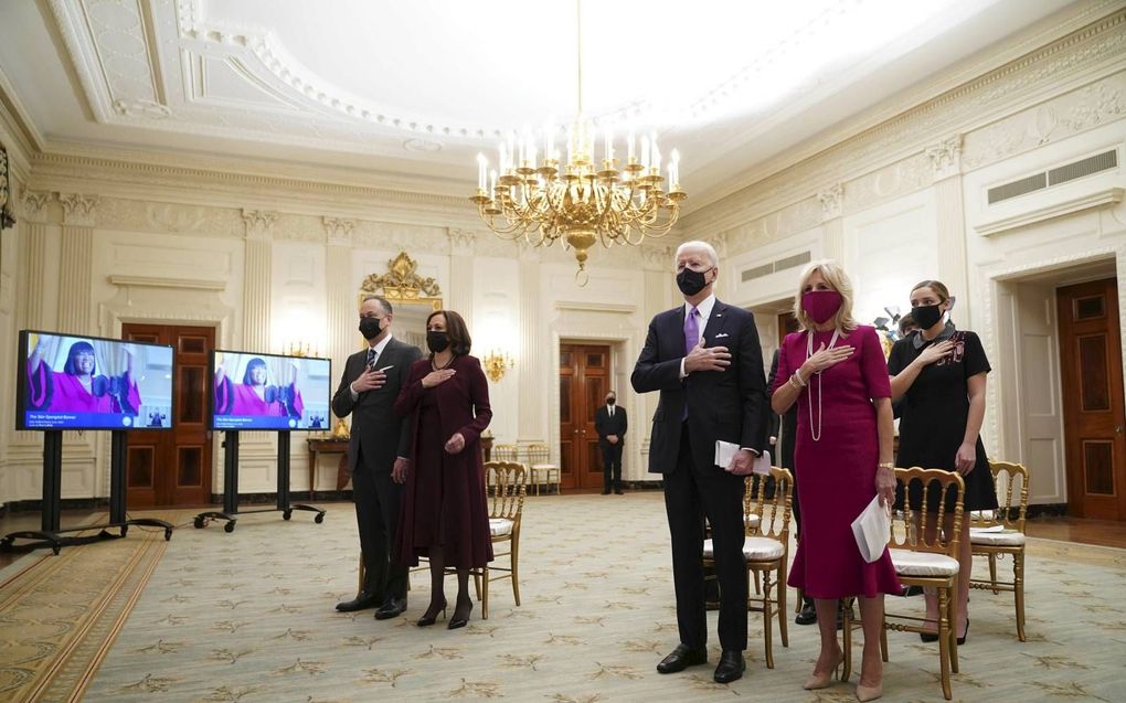 President Joe Biden, vicepresident Harris en hun echtgenoten volgen digitaal de bidstond in de Washington National Cathedral. beeld AFP, Mandel Ngan