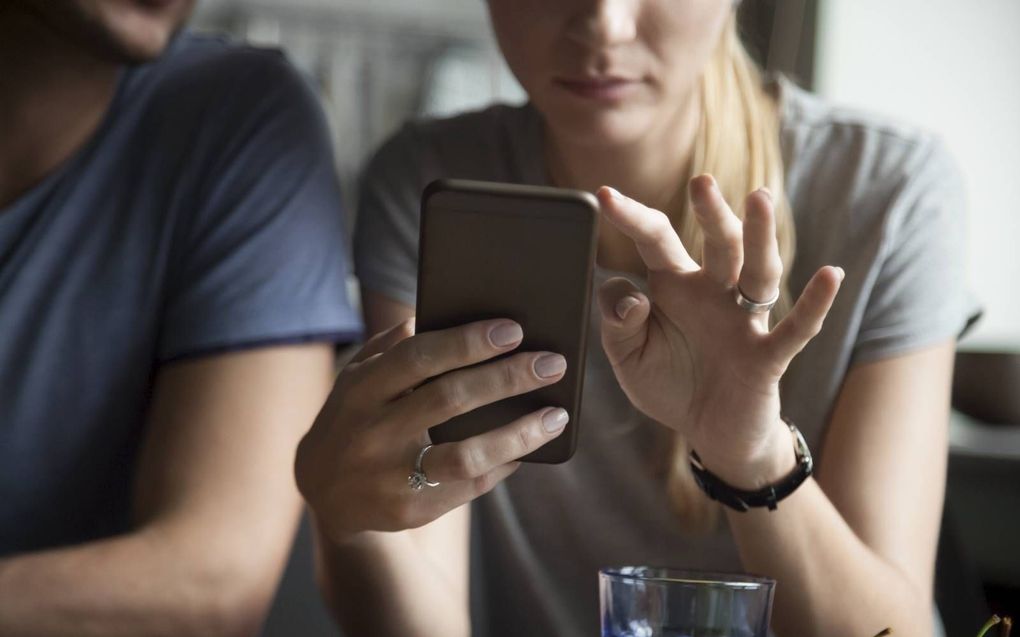 Via de smartphone weten internetcriminelen ook jongeren in de luren te leggen.  beeld iStock