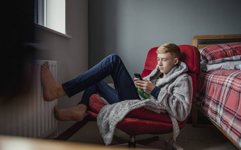 „De lockdown vergroot de situatie uit waarin jongeren zich vaak al langer bevinden. Hoorde je er op school al niet helemaal bij, dan word je nu ook niet uitgenodigd bij de digitale ontmoetingen en kan het zomaar zijn dat je helemaal geen contact hebt met klasgenoten.” beeld iStock