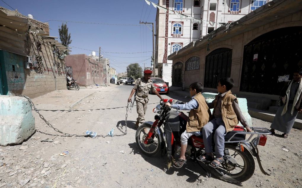 Checkpoint in de Jemenitische hoofdstad. beeld EPA, Yahya Arhab