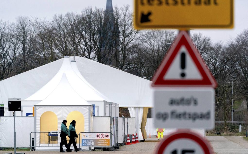 „De coronamaatregelen creëren een nieuwe morele orde. Als we geen mondkapje dragen, moeten we ons schuldig voelen. Wie relt, is geen mens maar een beest. Wie een test weigert of niet in quarantaine gaat, moet worden opgesloten.” beeld ANP, Sander Koning