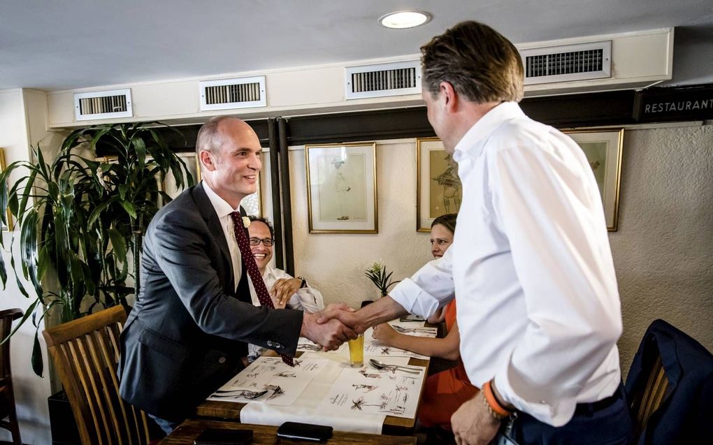 Om het ijs te laten breken, spraken Gert-Jan Segers (l.) en Alexander Pechtold (r.) voorafgaand aan de formatie van 2017 samen en met hun secondanten een etentje af in het Haagse restaurant Garoeda. beeld ANP, Bart Maat