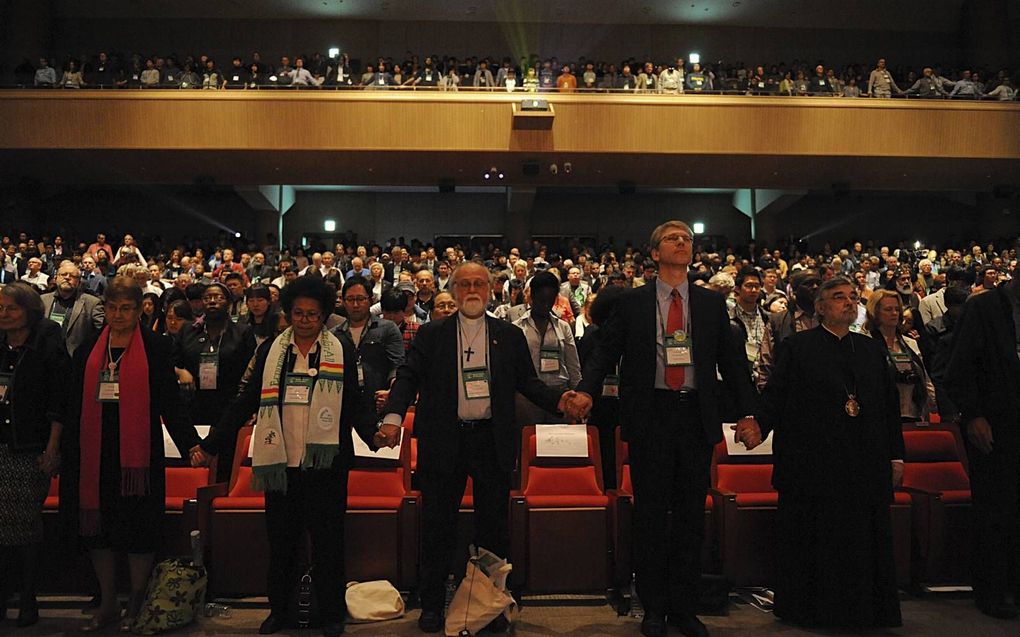 De assemblee van de Wereldraad van Kerken in Busan (Zuid-Korea) in 2013. Op de voorgrond het toenmalige bestuur. beeld WCC, Marcelo Schneider