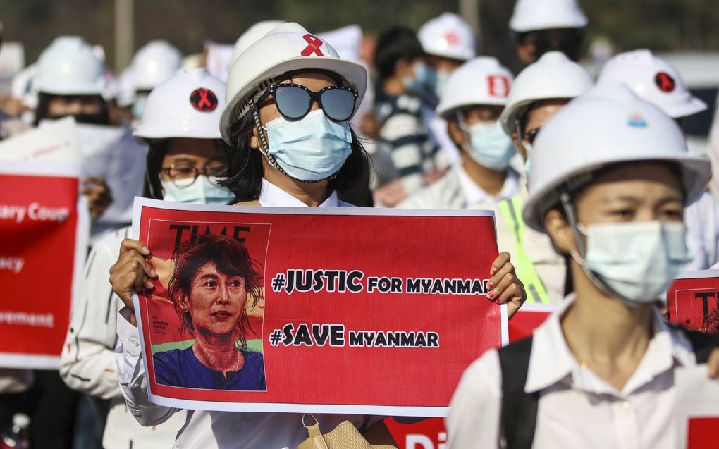 Protesten in Myanmar gaan onverminderd door.  beeld EPA, Maung Lonlan 
