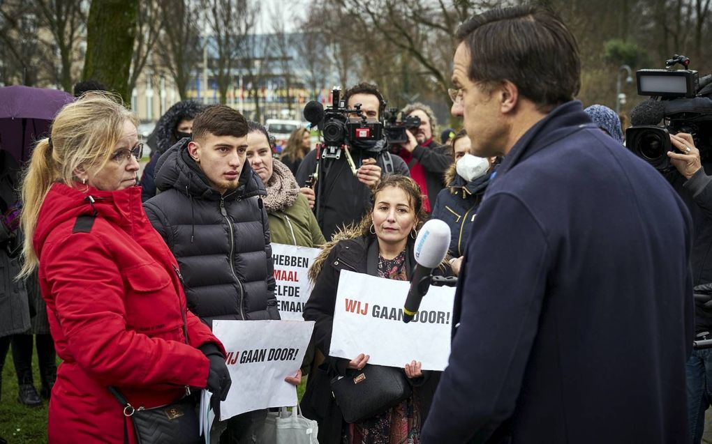 „De dynamiek van de moderne democratie leidt ertoe dat zoiets als de toeslagenaffaire gemakkelijk kan ontstaan.” Foto: premier Rutte spreekt met ouders die gedupeerd zijn door deze affaire. beeld ANP, Phil Nijhuis