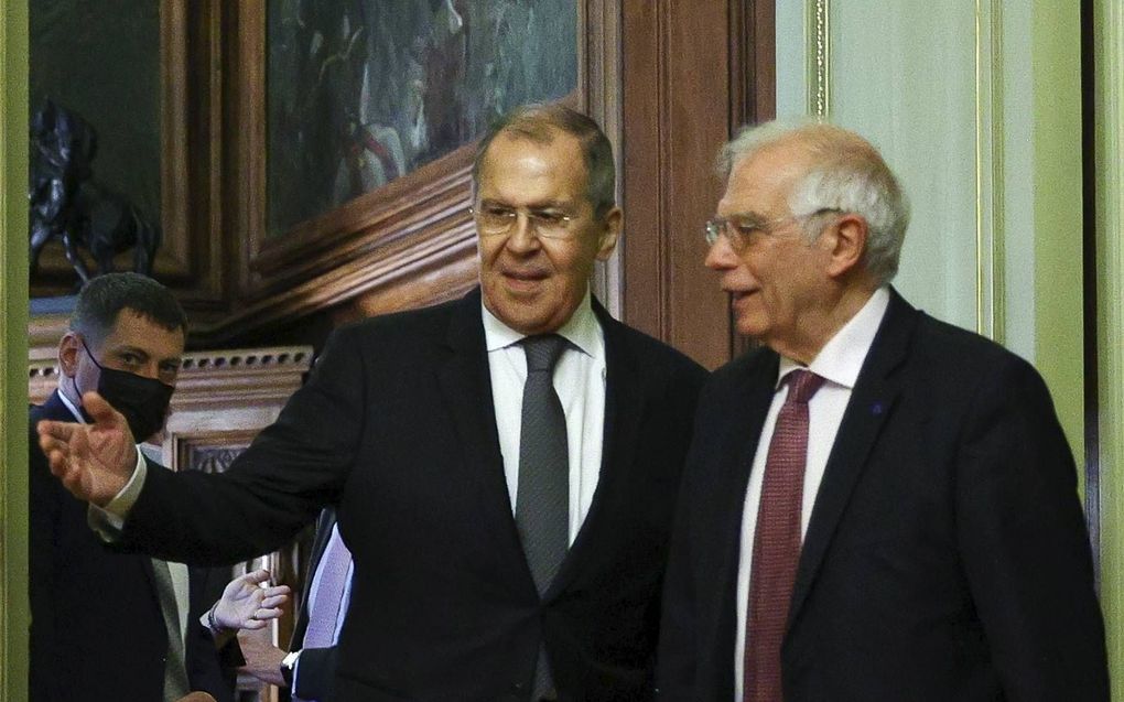 Lavrov (l.) en Borrell. beeld EPA