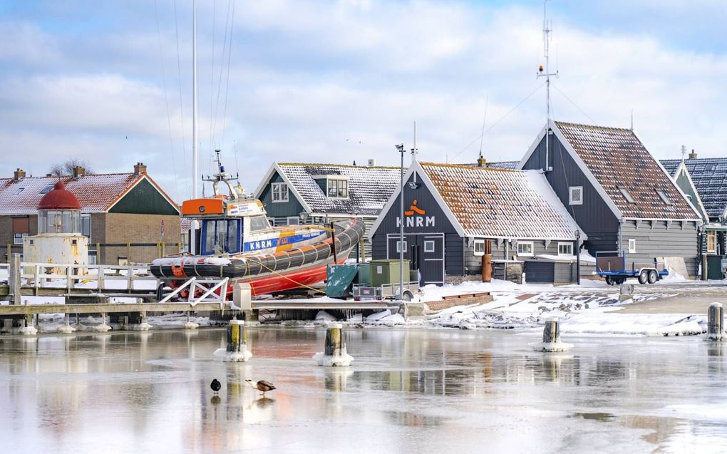 Zeventien reddingstations van de KNRM rond het IJsselmeer en de Waddenzee zitten dichtgevroren door de strenge vorst. De maatschappij zet historische reddingsvaartuigen in.  beeld Martijn Bustin