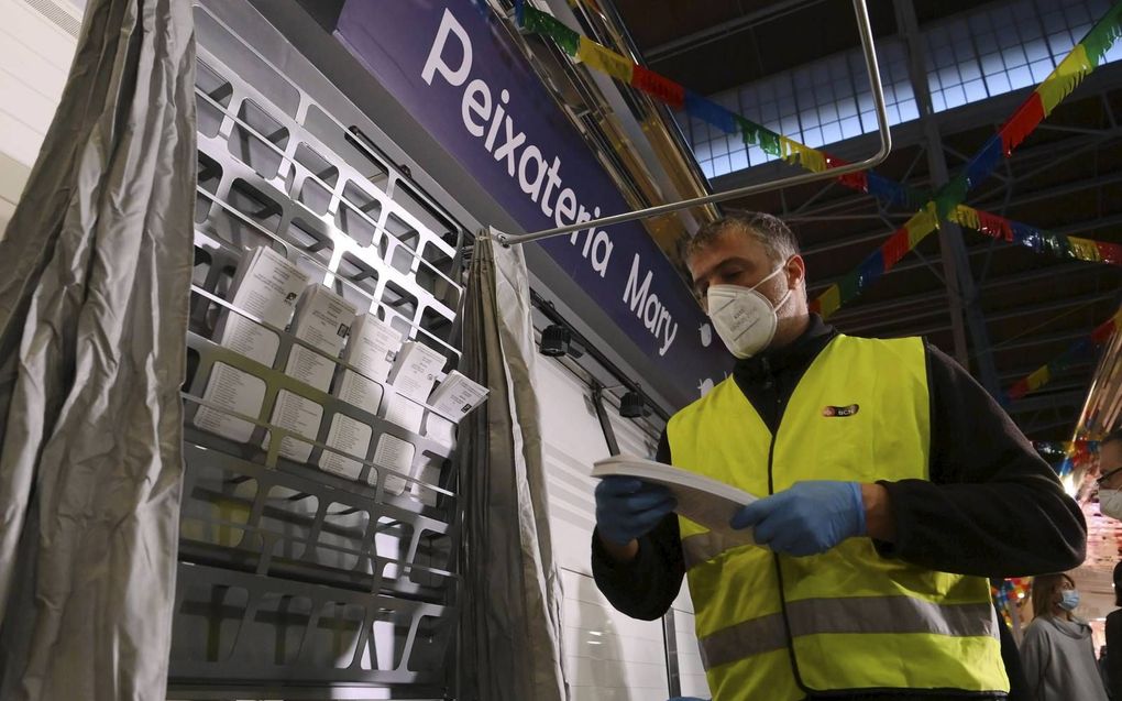 Een medewerker richtte deze week een stembureau in Barcelona in voor de Catalaanse parlementsverkiezingen van zondag. beeld AFP, Lluis Gene