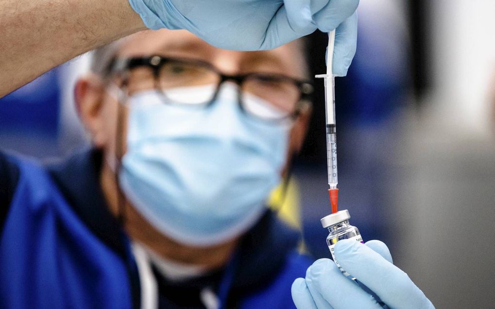 De eerste Nederlander kreeg vrijdag het vaccin van AstraZeneca. Vaccineer niet zomaar een bevolkingsgroep, maar alleen de hoogrisicopatiënten, vindt prof. Ron Herings. beeld ANP, Sem van der Wal