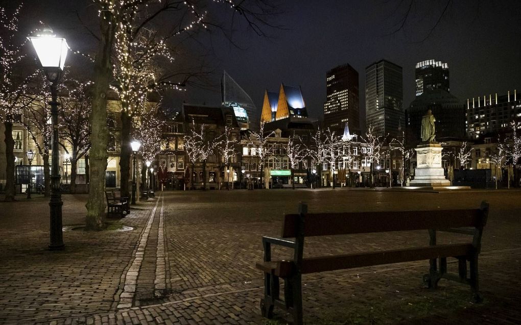 Een leeg Plein in Den Haag na het ingaan van de avondklok. beeld ANP, Sem van der Wal