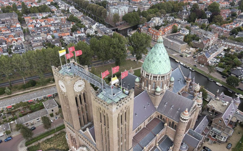 De majesteuze Sint-Bavokathedraal in Haarlem met loopbrug in 2019.  beeld Kerk als Merk