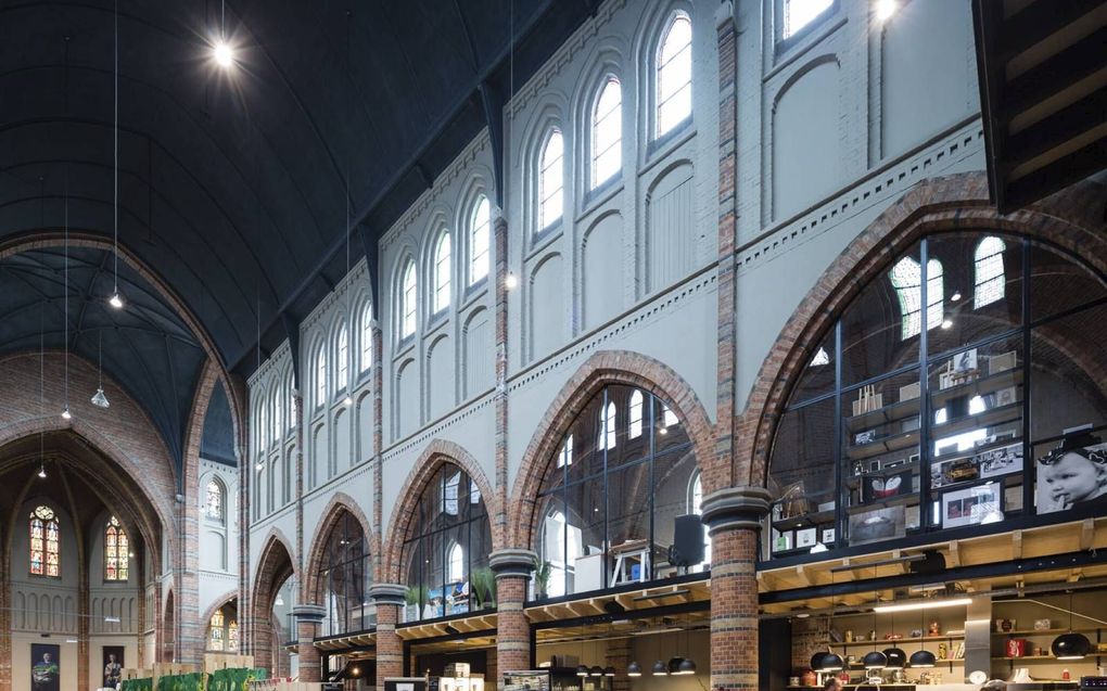 Deskundigen uit heel Europa dachten de afgelopen dagen na over de herbestemming van kerkgebouwen. De Cuyperskerk in het Zeeuwse Sas van Gent werd er als voorbeeld genoemd. In de kerk huist momenteel een markt met verse producten, een bistro en zijn kantoorunits gerealiseerd.  beeld Bas Gijselhart