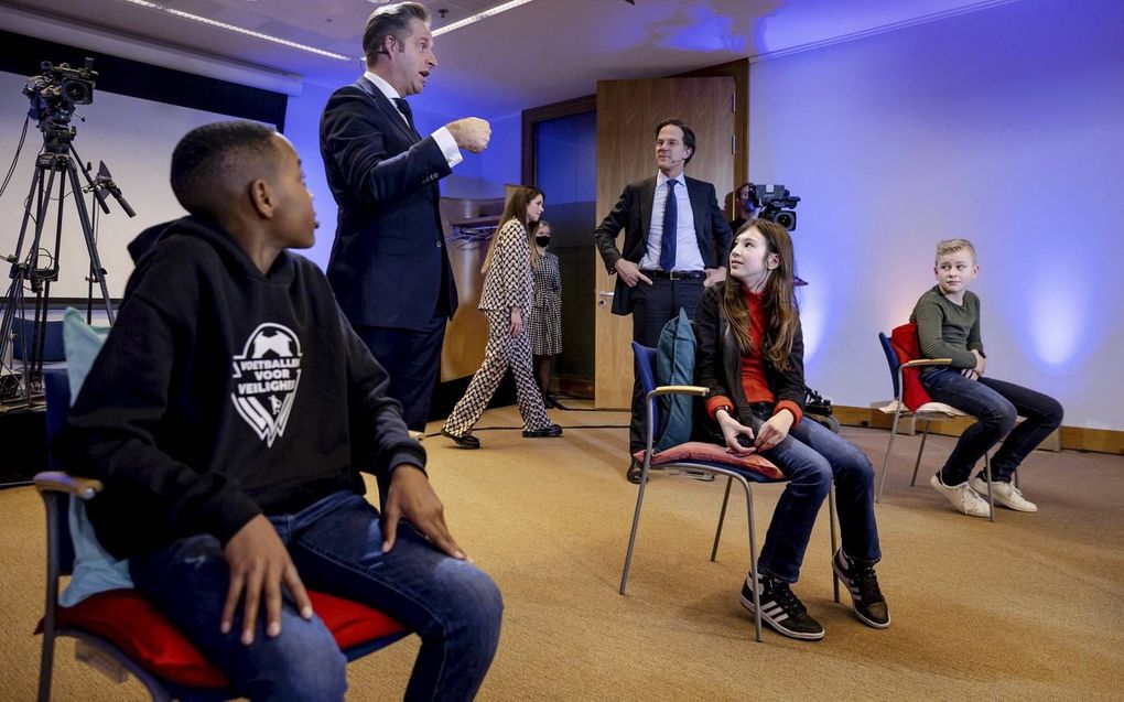 Demissionair premier Rutte en minister De Jonge hielden een speciale persconferentie voor kinderen. beeld ANP, Robin van Lonkhuijsen