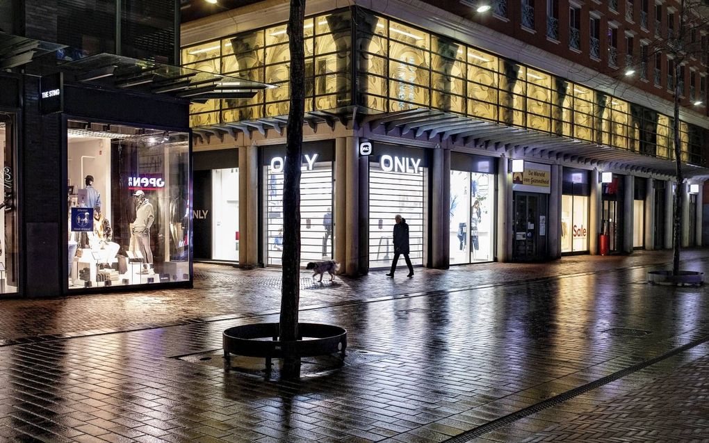 Lange tijd was het dinsdag onzeker of de avondklok zou ingaan, vanwege een besluit van de rechter. De avondklok ging toch in en in Dordrecht waren de straten verlaten. beeld Dirk Hol