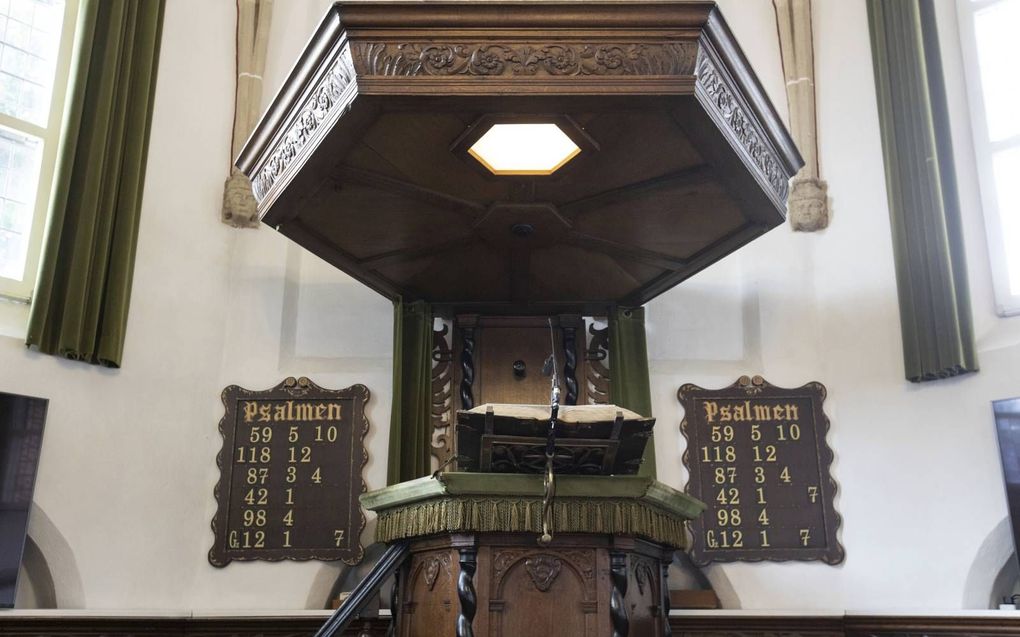 Steeds meer gemeenten zoeken naar een ‘verbindende’ predikant, aldus drs. P. J. Vergunst. Foto: kansel van de hervormde kerk in Otterlo. De hervormde gemeente aldaar is momenteel overigens niet vacant. beeld RD, Anton Dommerholt