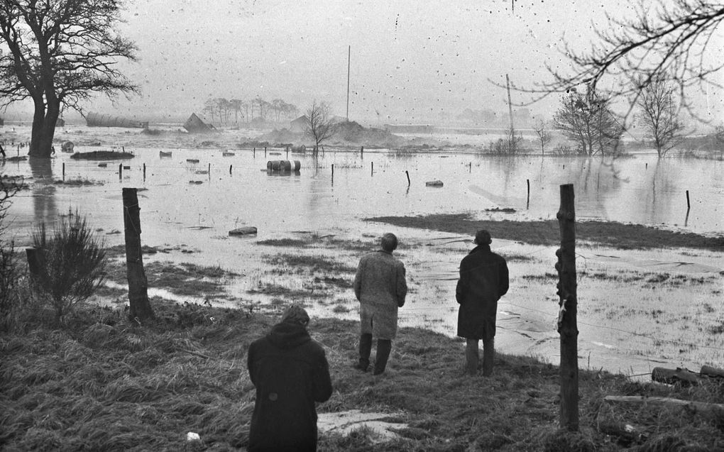 De boorlocatie bij ’t Haantje verandert in december 1965 in een maanlandschap. Op de achtergrond de opborrelende berg modder rondom de krater waar de 48 meter hoge boortoren in is verdwenen.  beeld Hollandse Hoogte/ANP