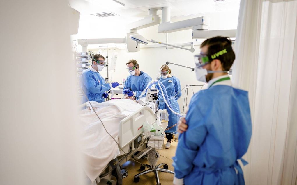 Medewerkers op de speciale Covid-IC afdeling in het Leids Universitair Medisch Centrum (LUMC). Door de coronacrisis hebben ziekenhuizen het heel druk. beeld ANP