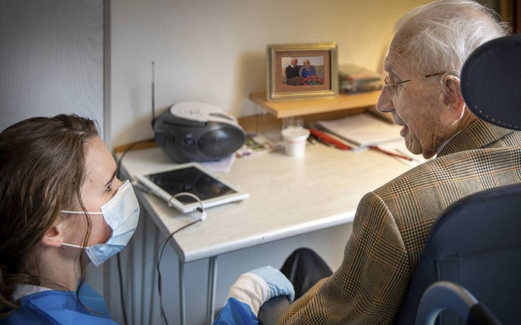 Een bewoner van verpleeghuis Salem in Ridderkerk. Zorgverleners wegen zeer zorgvuldig af wie in aanmerking komen voor een coronaprik, stelt specialist ouderengeneeskunde Alfred Teeuw. beeld RD, Henk Visscher