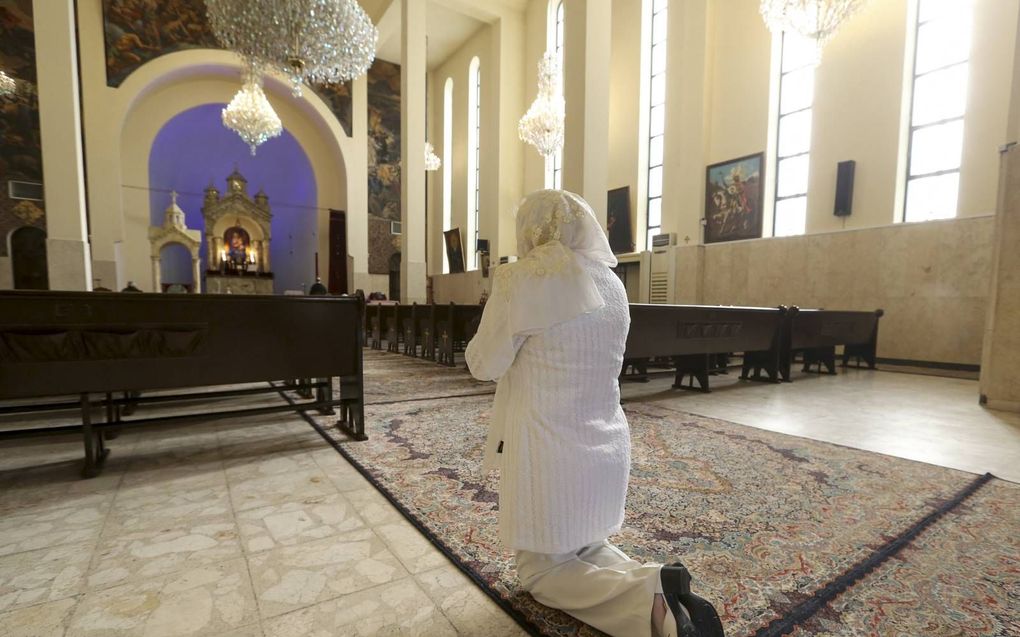 Christelijke gemeenschappen met historische wortels in Iran hebben beperkte vrijheid om samen te komen. Moslims die zich bekeren tot het christendom staan het meest onder druk en komen in het geheim bij elkaar. Foto: Een Iraanse christen in de Armeense kathedraal in Teheran. beeld AFP, Atta Kenare