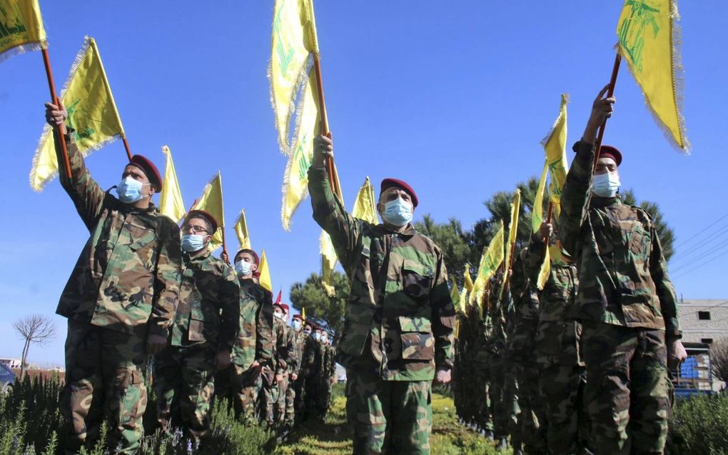 Leden van de Libanese Hezbollahbeweging paraderen in Riyaq, in het grensgebied met Syrië. beeld AFP