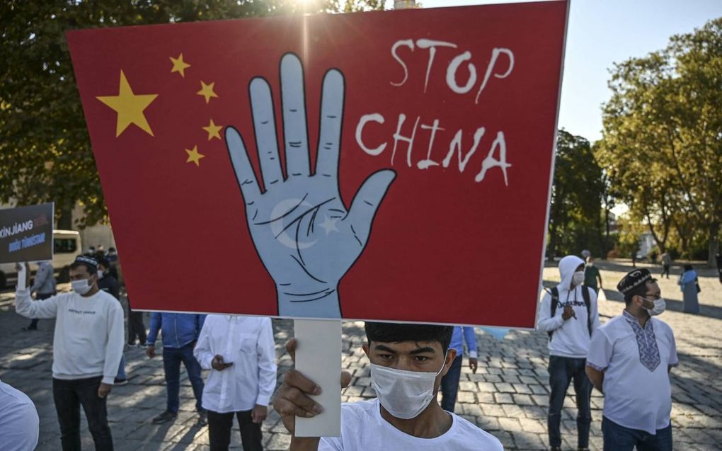 De kritiek op de behandeling van de islamitische Oeigoerse minderheid door China zwelt aan. Foto: Inwoners van Istanbul betuigen hun steun aan de Oeigoeren en protesteren tegen Peking, oktober 2020. beeld AFP, Ozan Kose