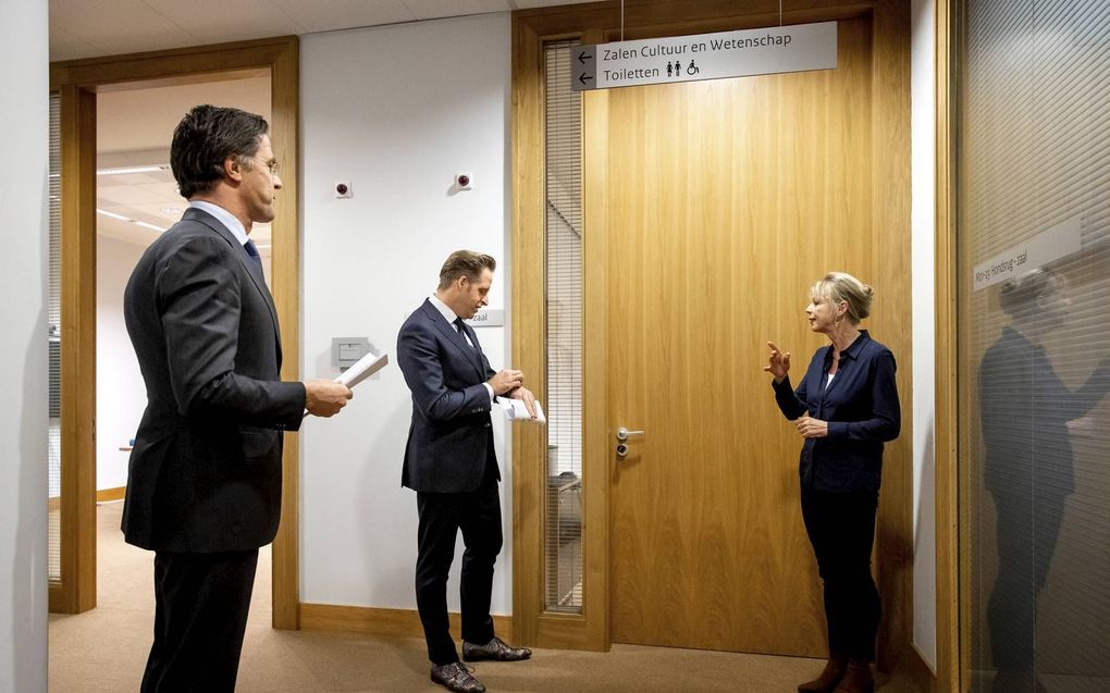 Minister-president Mark Rutte en minister Hugo de Jonge (Volksgezondheid, Welzijn en Sport) voorafgaand aan een persconferentie over de coronamaatregelen. De avondklok wordt verlengd omdat het kabinet de maatregel nodig denkt te hebben om ruimte te creëren voor andere versoepelingen. beeld ANP, Sem van der Wal