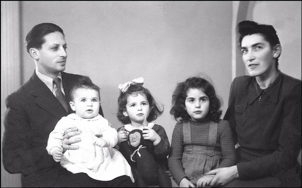 Ja’akov en Beckel Adler met hun drie dochters, december 1948, vlak voor het vertrek naar Israël. beeld Archief familie Adler