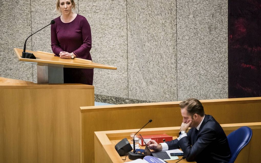 Rutte had niet moeten kiezen voor de economie, maar voor het onderwijs, aldus SP-fractievoorzitter Lilian Marijnissen (l.) woensdag in een Kamerdebat over de coronamaatregelen. Rechts demissionair minister De Jonge (Volksgezondheid). beeld ANP, Bart Maat