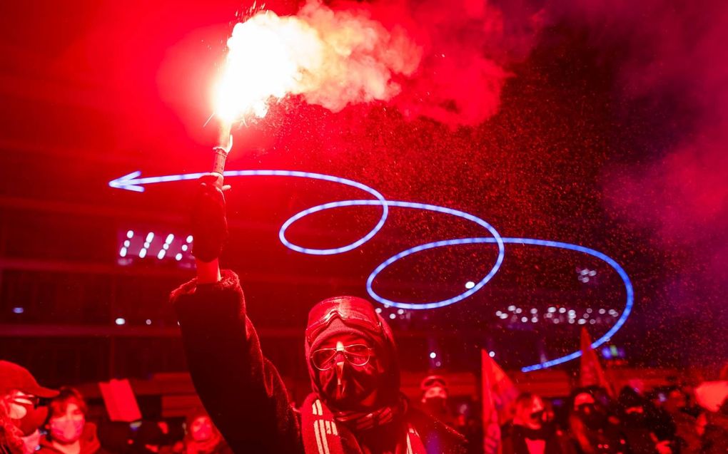 Mensen protesteren eind januari in de Poolse hoofdstad Warschau tegen de ingang van een wet waardoor vrijwel alle abortussen in het land worden verboden. beeld AFP, Wojtek Radwanski