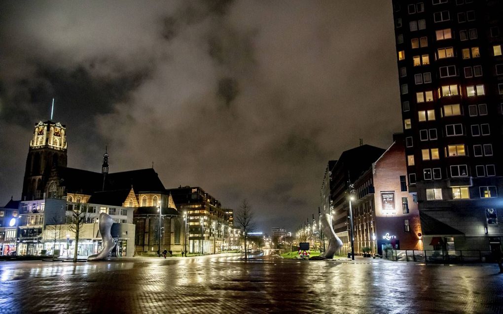 „Het intense verlangen in de samenleving om naar het oude normaal terug te keren, laat zien dat corona op zichzelf geen bekering brengt. Dat kan alleen Jezus, Gods laatste Woord. Beslissend is daarom niet of mensen de tekenen hebben geduid, maar of ze het Evangelie hebben geloofd.” Foto: leeg Rotterdams centrum na het ingaan van de avondklok. beeld ANP, Robin Utrecht